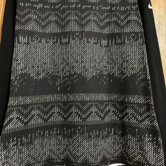 Nike PRO Women Black & White Athletic Turtleneck Shirt in Abstract Print Sz-XL - Picture 3 of 6